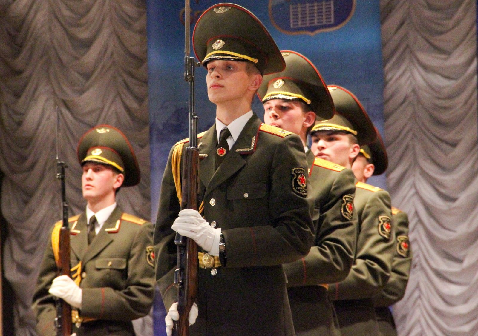 На торжественном собрании в ГрГУ имени Янки Купалы поздравили мужчин с Днем защитника Отечества и Вооруженных Сил Республики Беларусь 