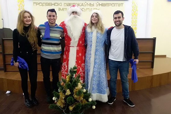 Хороводы, снежки из бумаги, стихи на испанском и польском: иностранные студенты поучаствовали в мероприятии, посвященном новогодним традициям в Беларуси