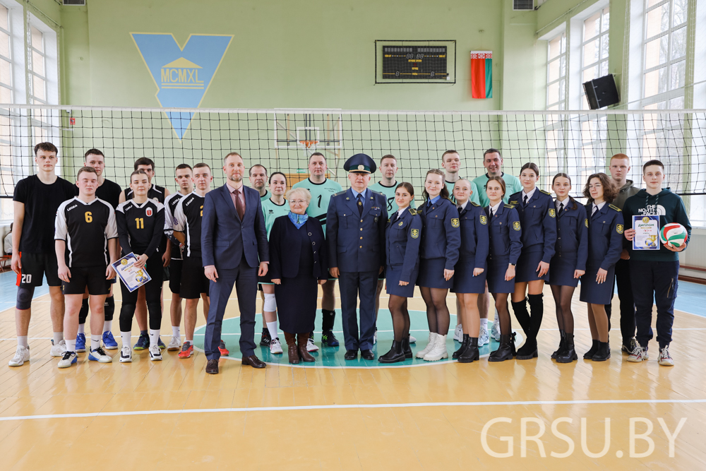 Сяброўскі матч: студэнты, супрацоўнікі мытні і школьнікі згулялі ў валейбол