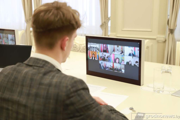 photo_5408894518104812940_y