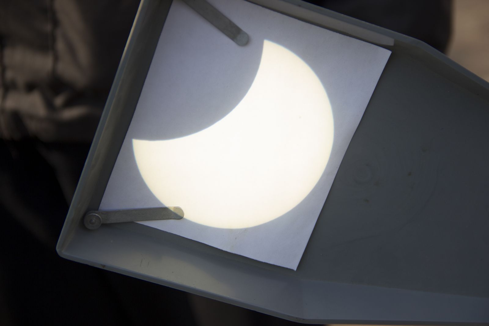 Студенты, преподаватели и сотрудники ГрГУ имени Янки Купалы наблюдали за солнечным затмением (ФОТООТЧЕТ)
