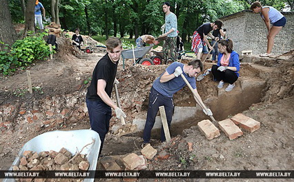 Студенты факультета истории, коммуникации и туризма проводят археологические раскопки на месте «дворца-призрака» рядом с Мирским замком