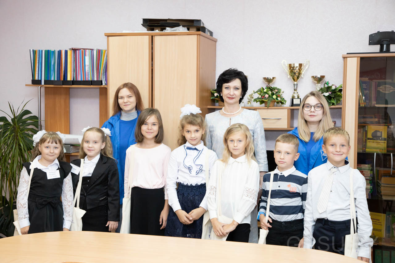 Ректор ГрГУ имени Янки Купалы Ирина Китурко поздравила школьников с началом учебного года