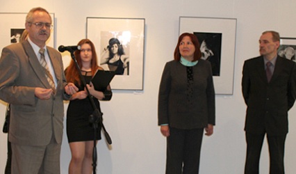 Новая выставка фотографий «Стоп-кадр» студентов факультета искусств и дизайна открылась в галерее выставку «Universum»