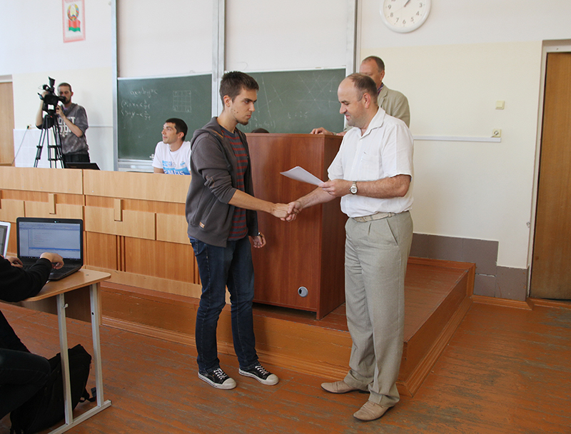 В ГрГУ имени Янки Купалы участники учебно-тренировочных сборов по решению задач чемпионатов по программированию получили сертификаты