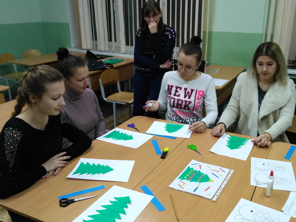 На педагогическом факультете студентки в рамках творческой мастерской  создавали необычные картинки (ФОТООТЧЕТ)