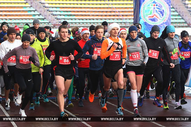 Студенты ГрГУ имени Янки Купалы стали самыми быстрыми в городском забеге Дедов Морозов и Снегурочек на 400 метров