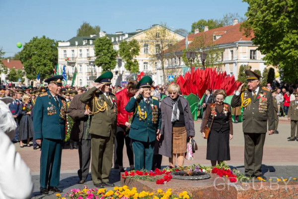 Кіраўніцтва, супрацоўнікі і студэнты ГрДУ імя Янкі Купалы прымаюць удзел у святкаванні Дня Перамогі ў Гродне (ВЯЛІКАЯ ФОТАСПРАВАЗДАЧА)