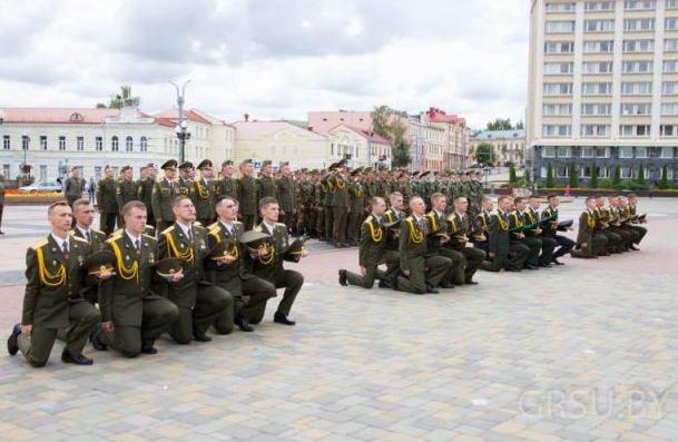 Курсантам ваеннага факультэта ГрДУ імя Янкі Купалы ўручаць дыпломы аб заканчэнні ўіверсітэта і афіцэрскія пагоны