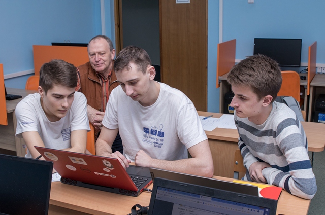 Команда ГрГУ имени Янки Купалы принимает участие в Международном семинаре по программированию «Moscow Pre-Finalist Workshop»
