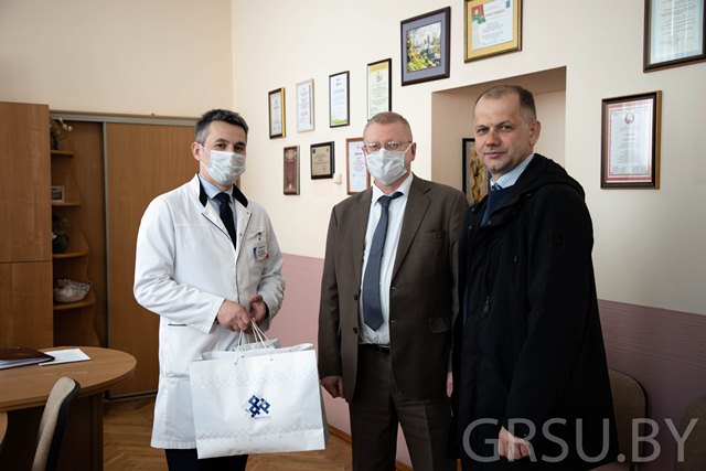 ГрГУ имени Янки Купалы передал врачам Больницы скорой медицинской помощи г. Гродно 500 держателей для защитных масок
