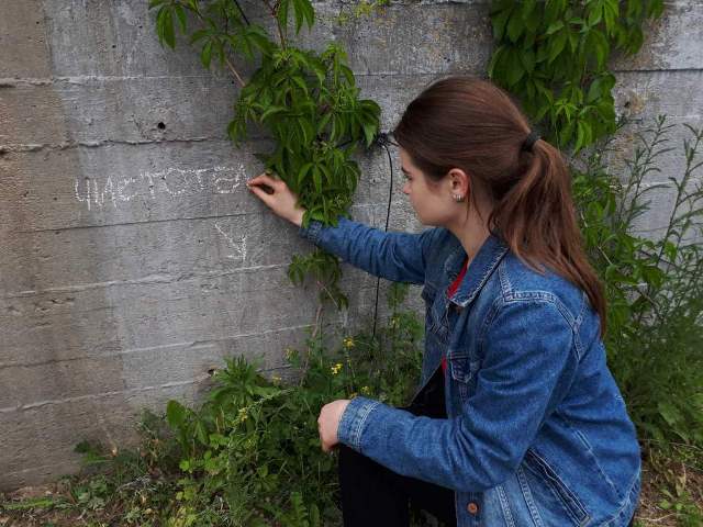 Студэнты ГрДУ імя Янкі Купалы падпісваюць імёны раслін мелам на вуліцах