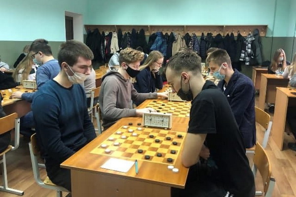 Учащиеся колледжей ГрГУ имени Янки Купалы достойно показали себя в соревнованиях по шашкам