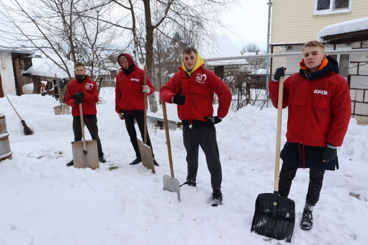 Студэнты ГрДУ імя Янкі Купалы далучыліся да чэленджу «Прыбяром снег разам»