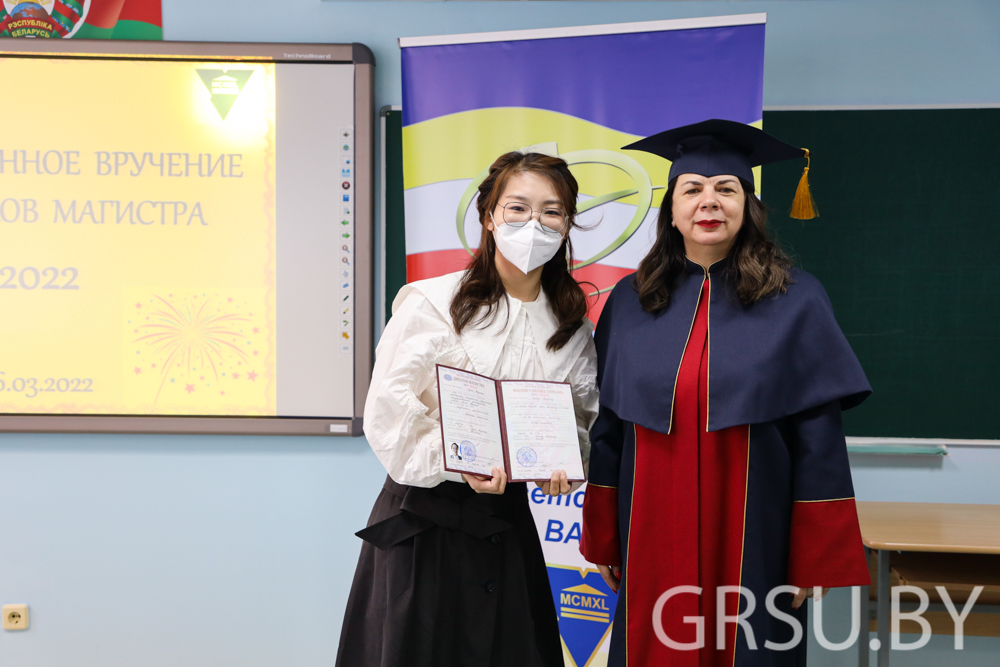 В ГрГУ имени Янки Купалы магистранты из Китая получили дипломы