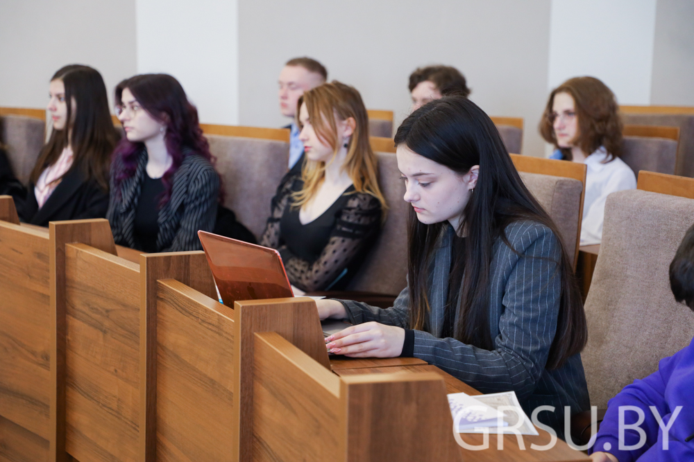 В ГрГУ имени Янки Купалы проходит конференция-конкурс научно-исследовательских работ «От Альфа к Омеге…»