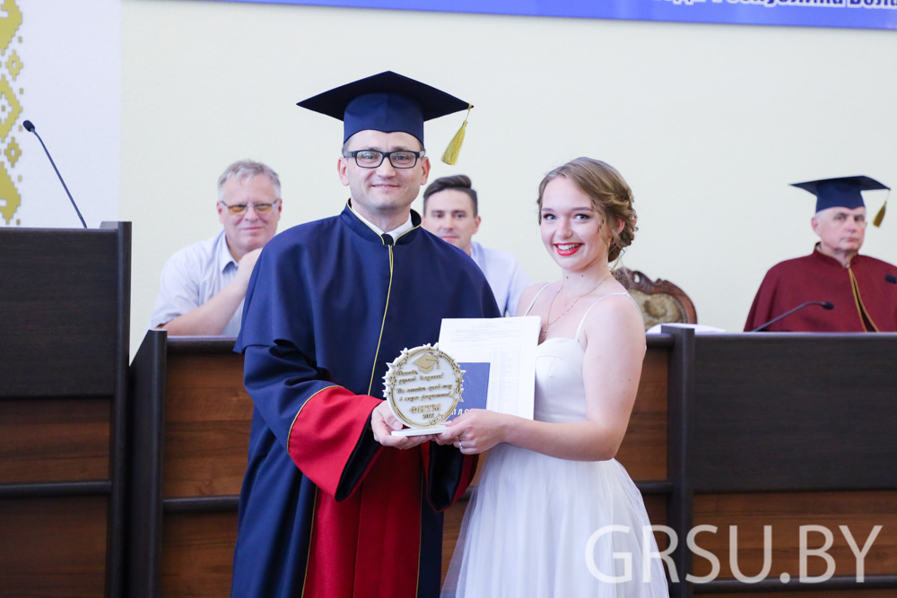 В Купаловском университете проходят вручения дипломов