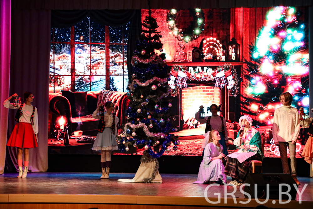 Фотофакт: в Купаловском университете состоялась праздничная музыкальная сказка «Снежная королева»