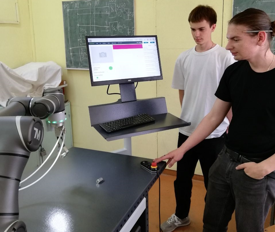 В Купаловском университете появился Коллаборативный робот-манипулятор
