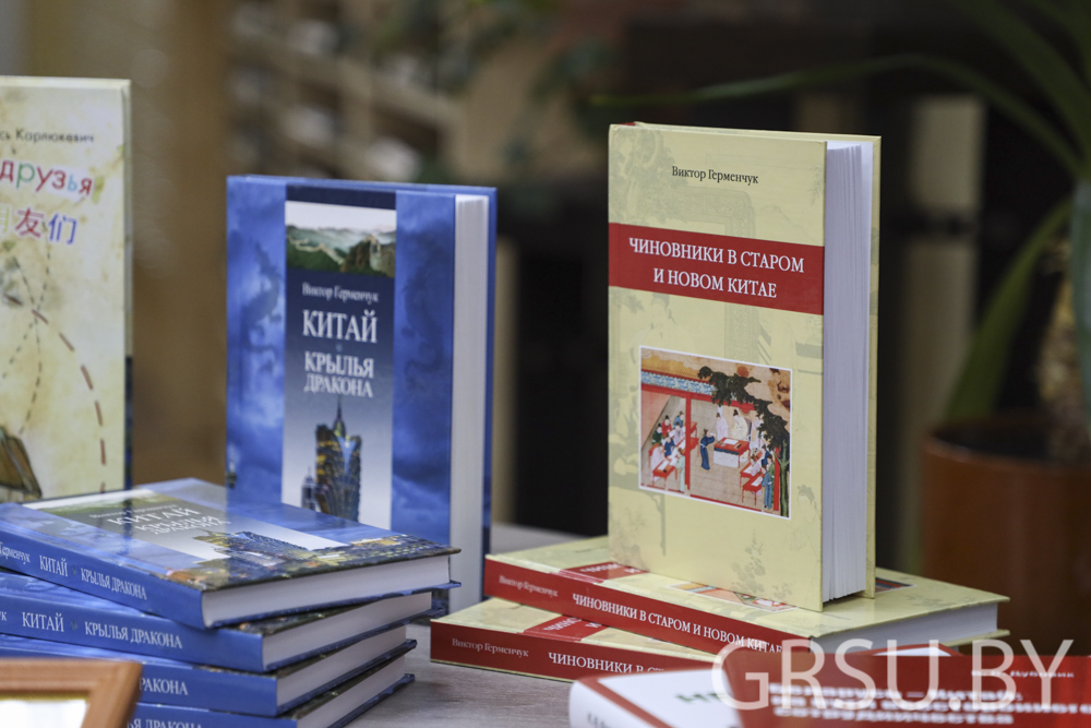 Научной библиотеке передали в подарок литературу от РИУ «Издательский дом «Звязда»