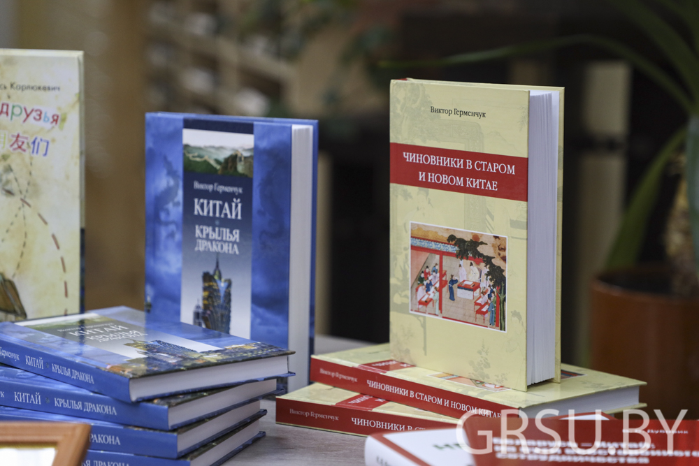 Навуковай бібліятэцы перадалі ў падарунак літаратуру ад РВУ «Выдавецкі дом «Звязда»»