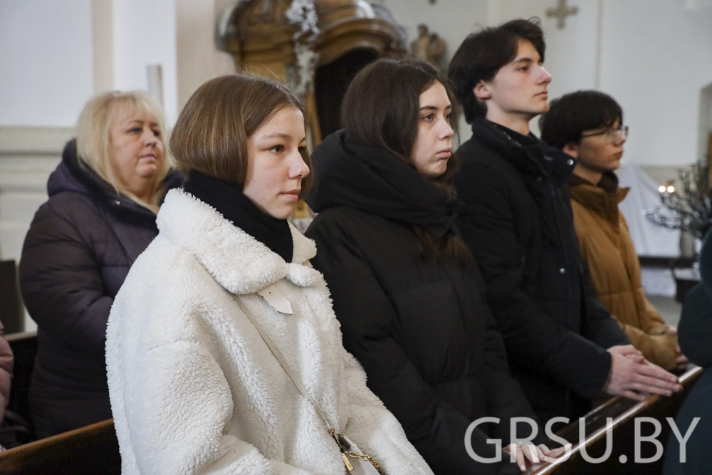 ФОТОФАКТ: состоялся молебен с участием купаловцев в честь Дня рождения ГрГУ имени Янки Купалы Праздничная служба состоялась в Фарном костеле.