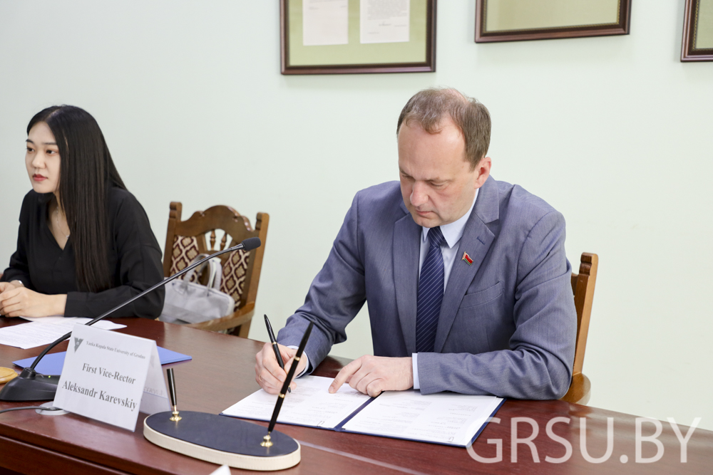 В ГрГУ имени Янки Купалы состоялось подписание договора о международном сотрудничестве с Сычуаньским профессионально-техническим колледжем