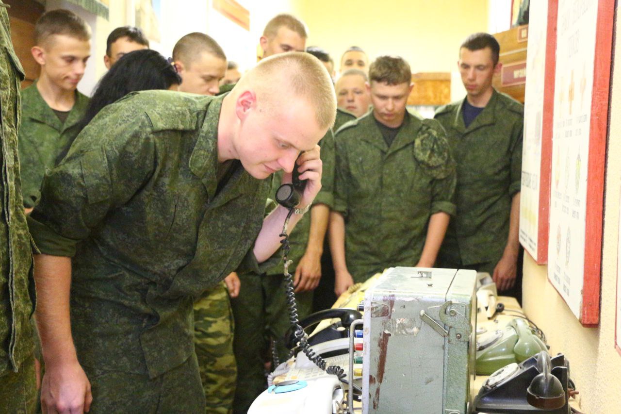 ФОТОФАКТ: студенты военной кафедры ГрГУ имени Янки Купалы посетили музей «Военного мундира» 11-й отдельной гвардейской механизированной бригады