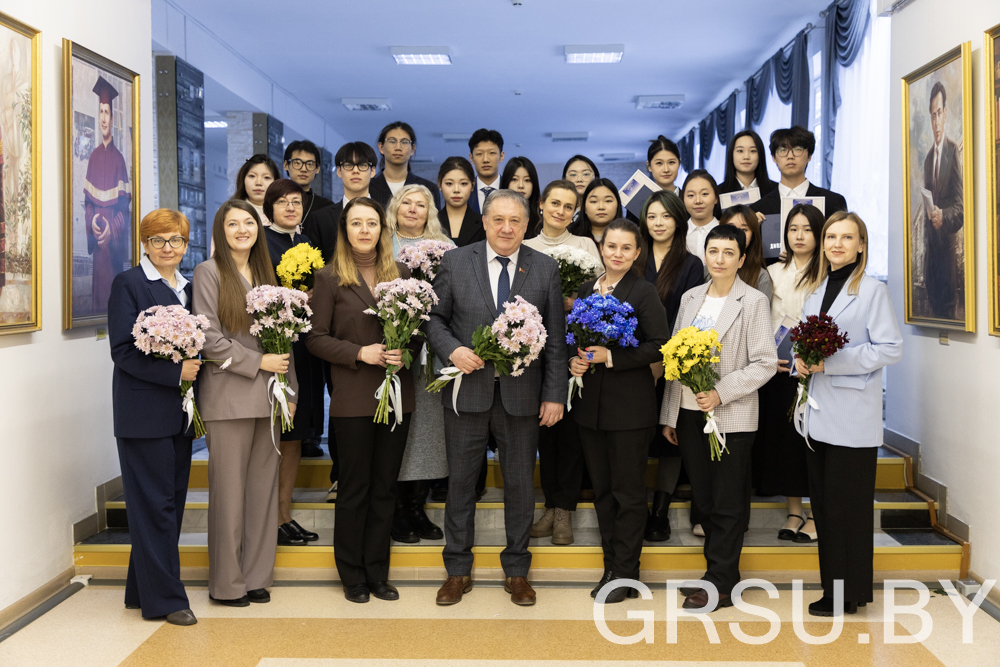 У ГрДУ імя Янкі Купалы ўручылі дыпломы студэнтам з Кітайскай Народнай Рэспублікі