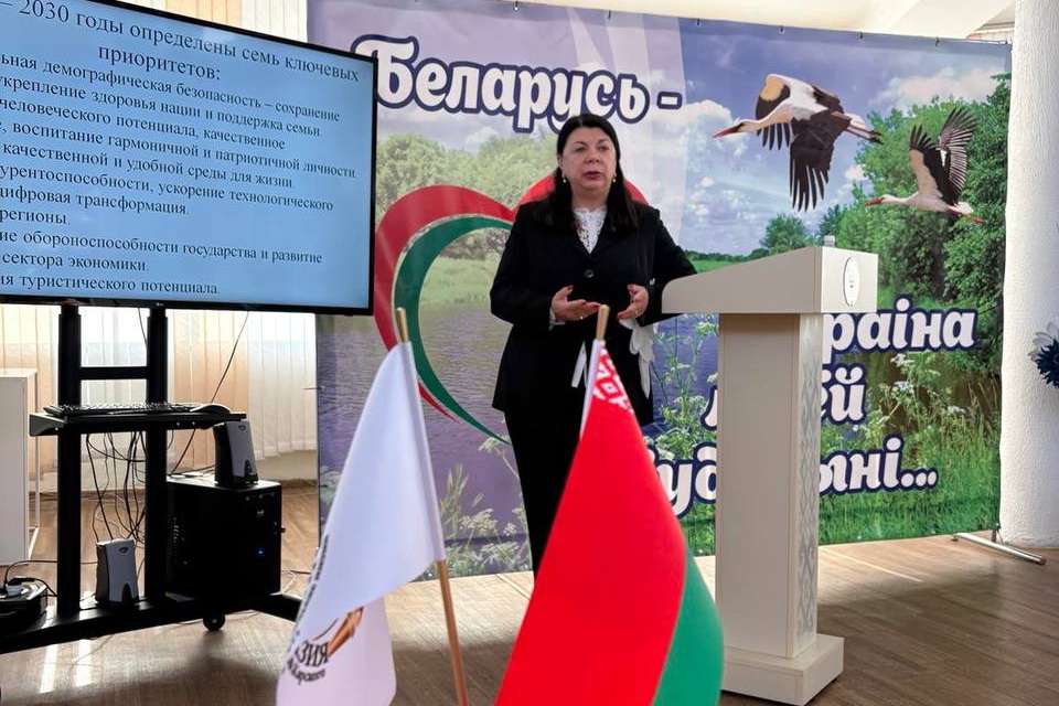 Декан факультета экономики и управления Марина Карпицкая выступила с лекцией в гимназии № 1 имени академика Е.Ф. Карского города Гродно