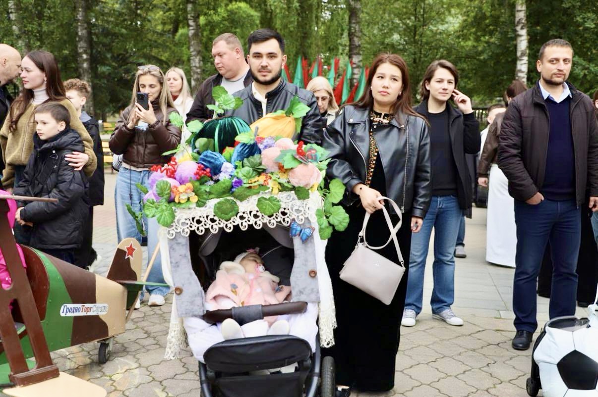 ФОТОФАКТ: представители Купаловского университета приняли участие в параде-шествии детских колясок