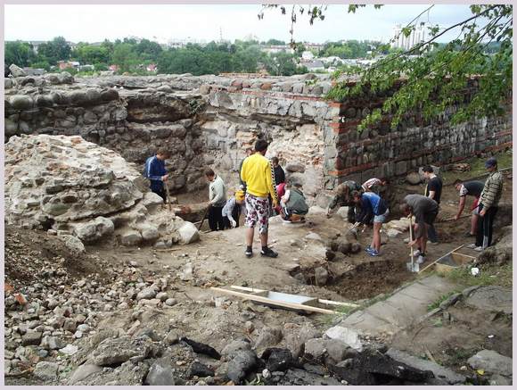 Студенты факультета истории, коммуникации и туризма приняли участие в археологических раскопках, которые прошли на территории Старого Замка в Гродно